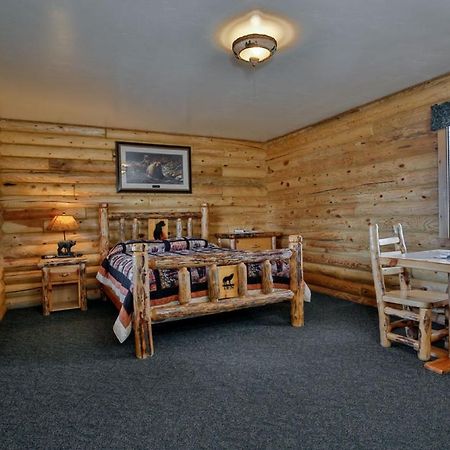 Wolf Den Log Cabin Motel And Rv Park Thayne Екстер'єр фото