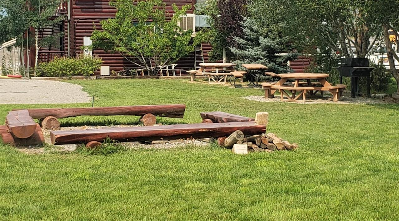 Wolf Den Log Cabin Motel And Rv Park Thayne Екстер'єр фото