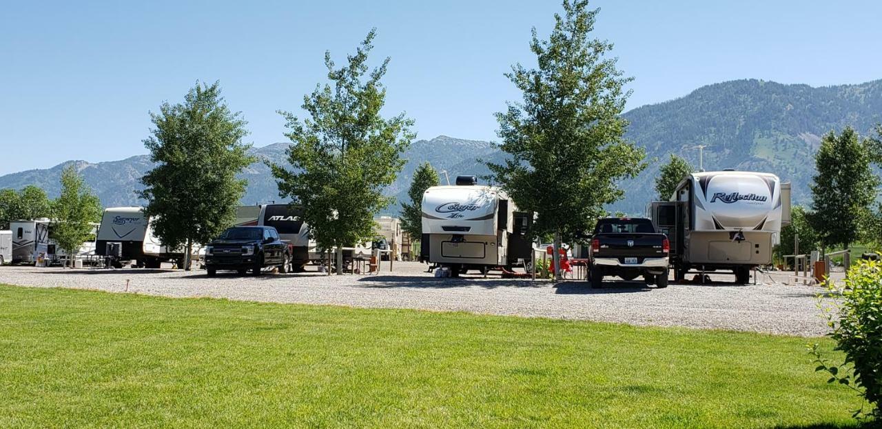 Wolf Den Log Cabin Motel And Rv Park Thayne Екстер'єр фото