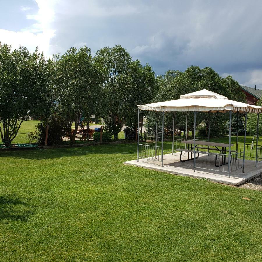 Wolf Den Log Cabin Motel And Rv Park Thayne Екстер'єр фото